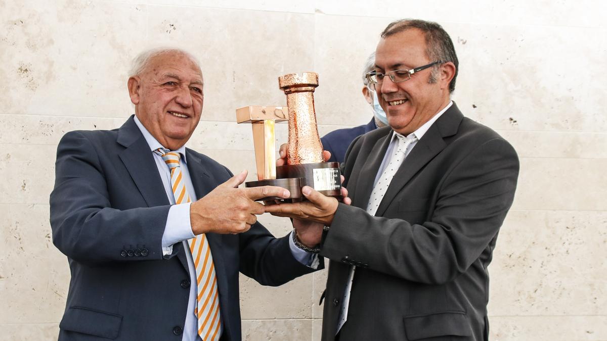 José Luis Jerez, presidente de la asociación, entrega el premio a Luis Filipe Cardoso, este jueves.