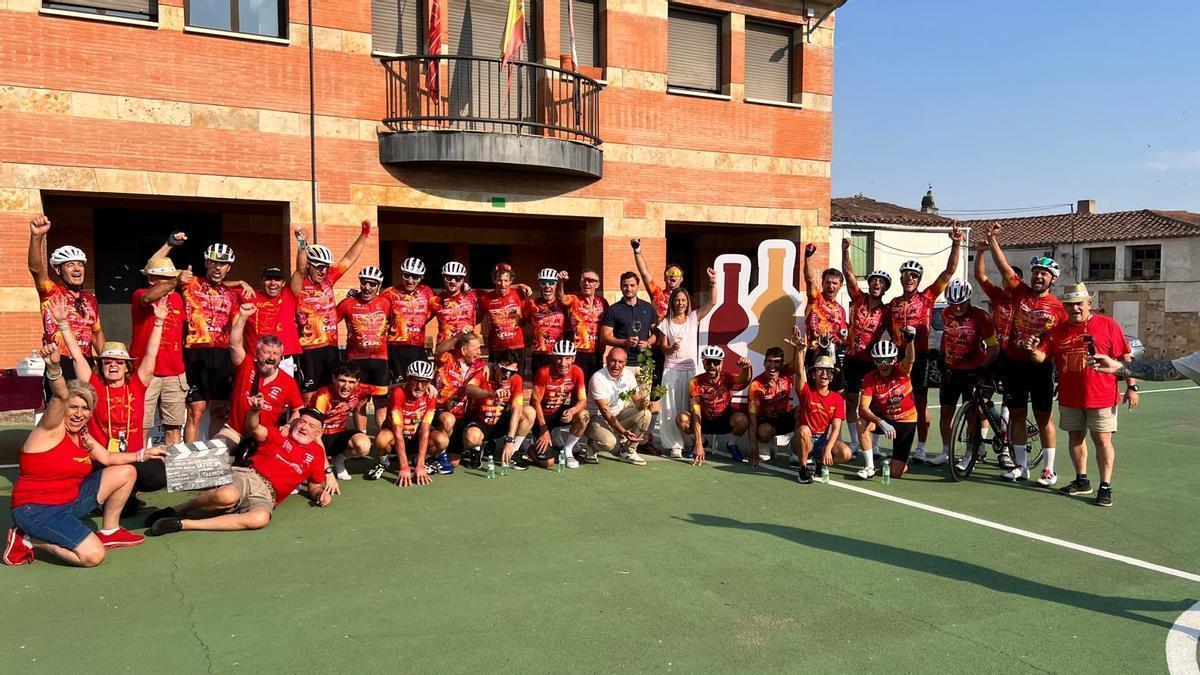 Los participantes y responsables de la Ruta del Vino de Zamora posan en una foto antes de la salida.