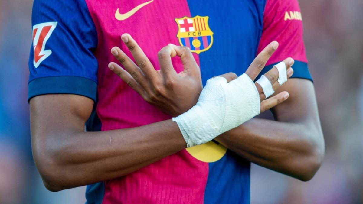 Lamine Yamal exhibe el 304, el código postal del barrio de Rocafonda en Mataró tras firmar el 1-1 del Barça al Villarreal en Montjuïc.