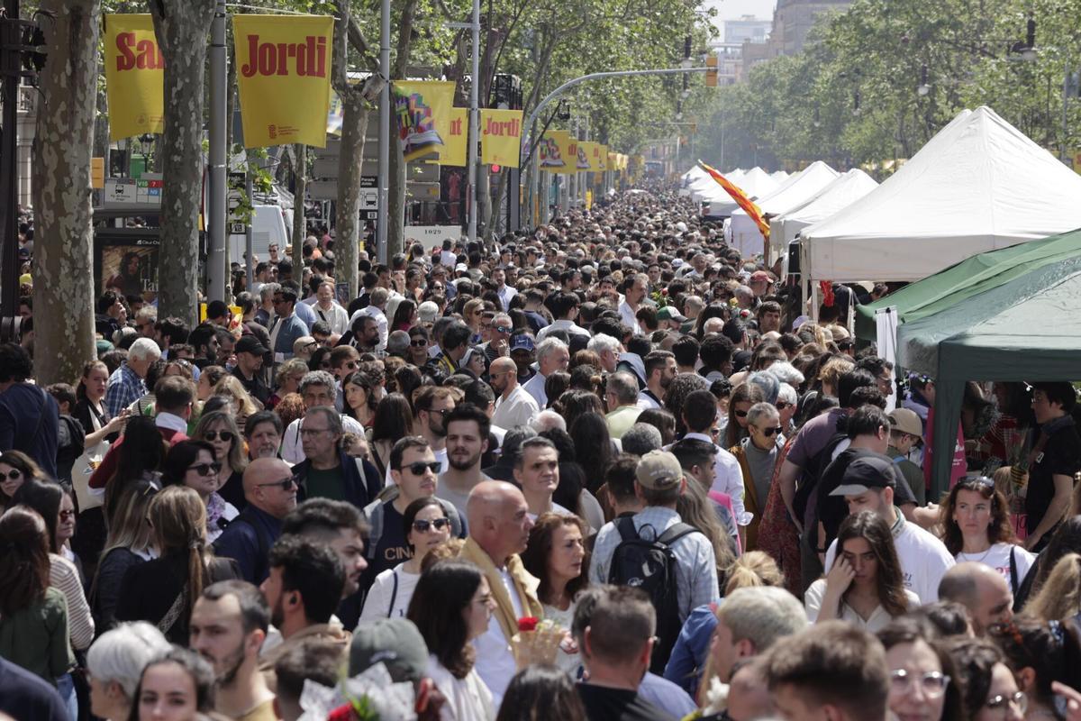 Multitud de gente en Barcelona por la Diada de Sant Jordi.