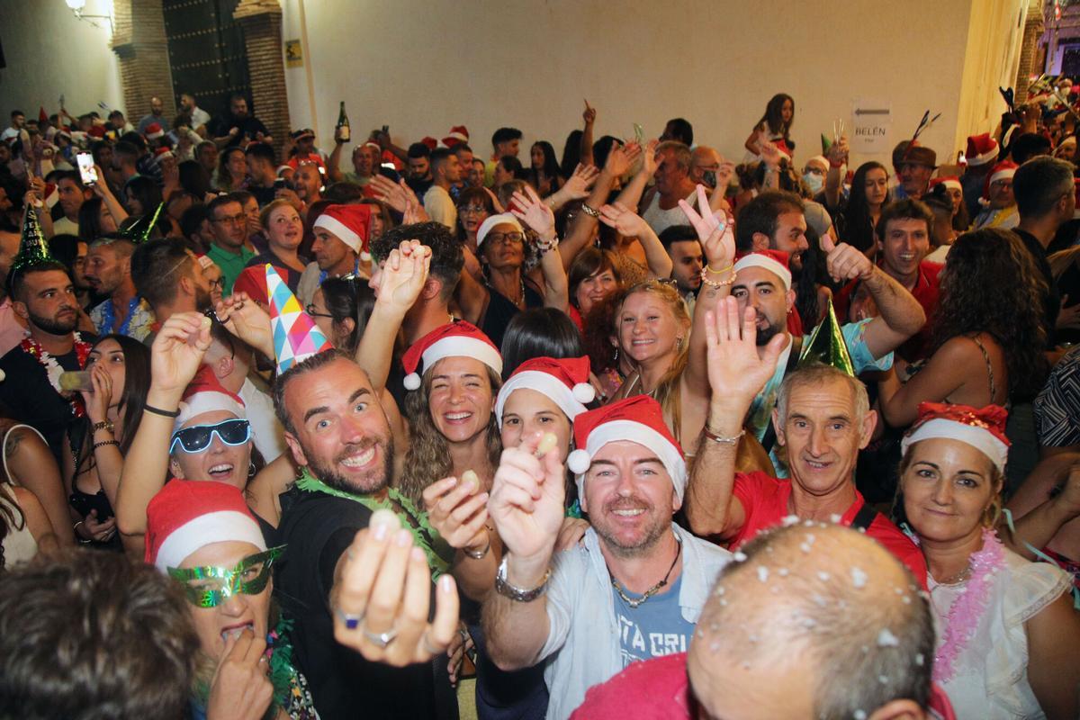 Varias personas celebran la Nochevieja veraniega en la localidad de Bérchules, en la Alpujarra de Granada.