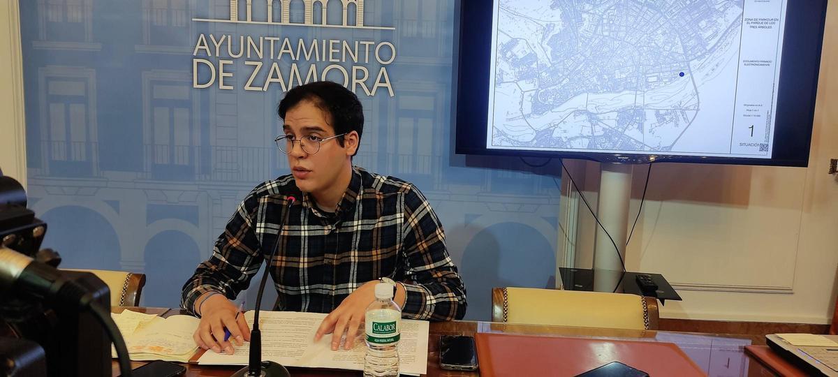 El concejal Pablo Novo, en la presentación de la pista de parkour de Zamora.