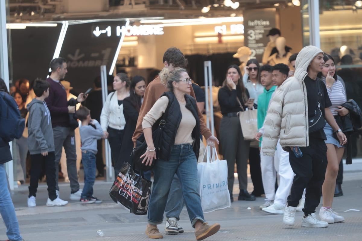 Personas de compras en el centro de València el sábado al mediodía.