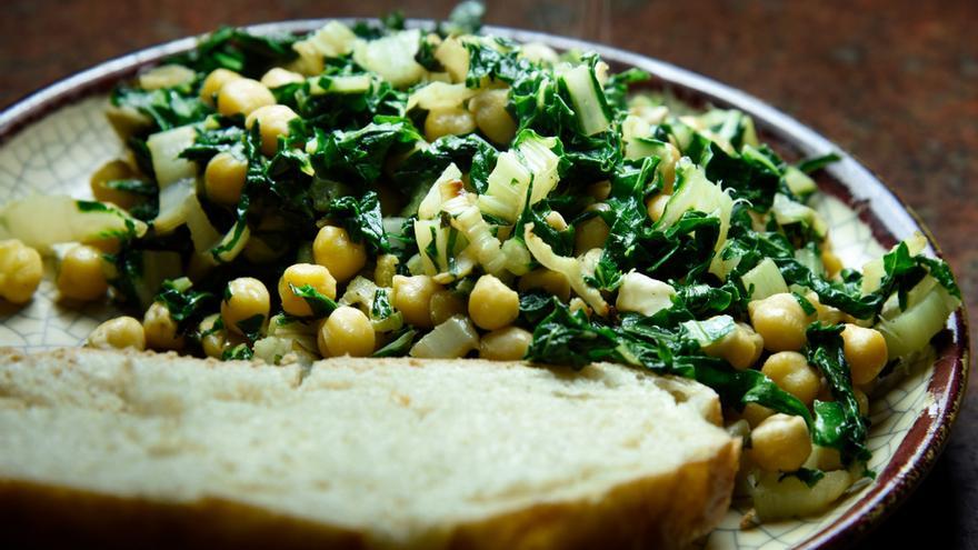 Garbanzos con acelgas y cúrcuma, el plato de cuchara perfecto para el invierno.