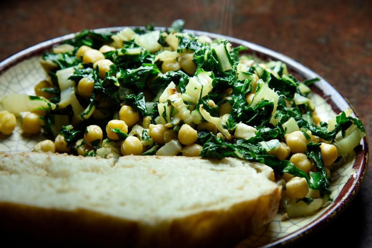 Garbanzos con acelgas y cúrcuma, el plato de cuchara perfecto para el invierno.