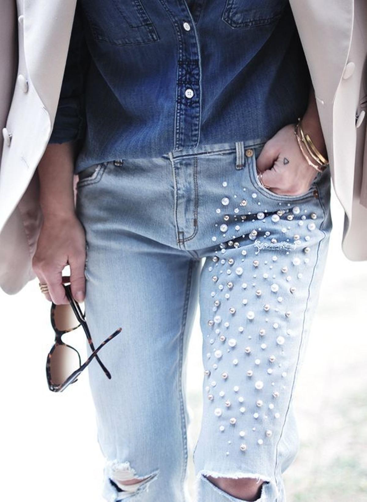 Denim con perlas: pantalones con roturas