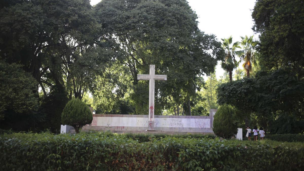 Imagen de la cruz del paseo Ribalta.