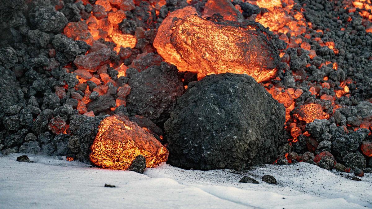 La lava fluye sobre la nieve en el volcán Etna