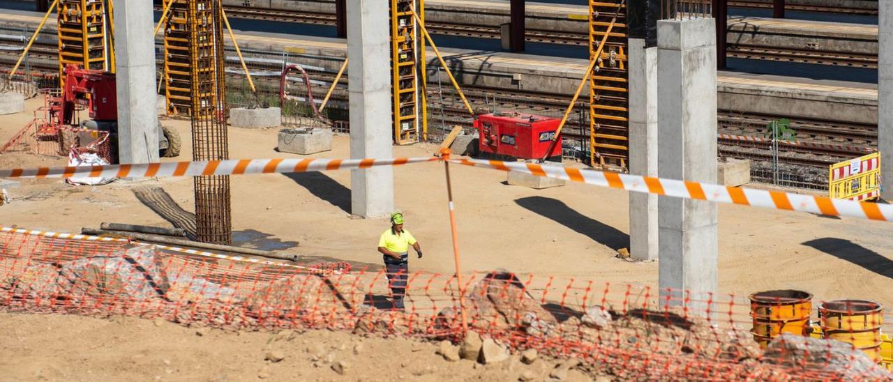 Trabajos de la estación intermodal, junto a las vías de tren existentes, en agosto.   | // CASTELEIRO/ROLLER AGENCIA