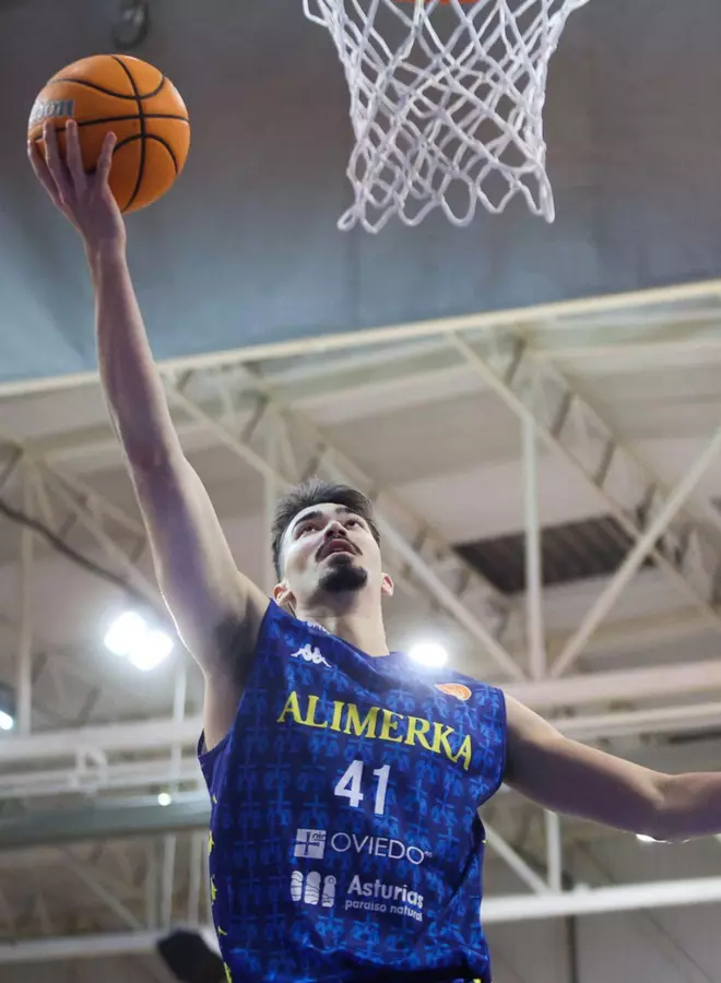 Cosialls, cabeza y corazón del Alimerka Oviedo Baloncesto: un líder en la cancha y un buen estudiante fuera