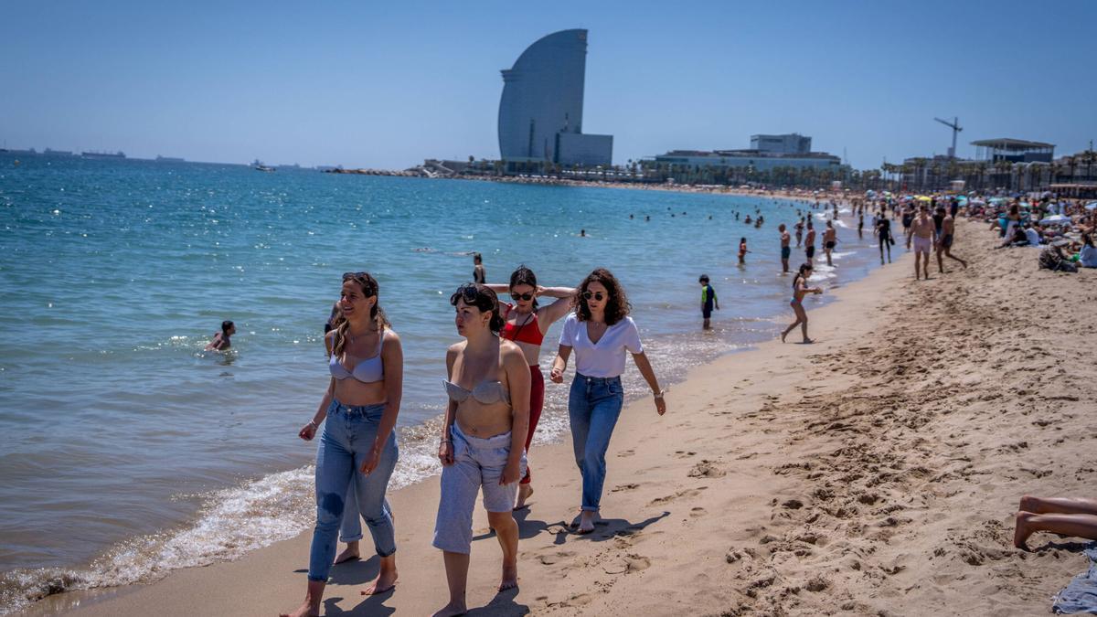 El buen tiempo llena las playas de Barcelona