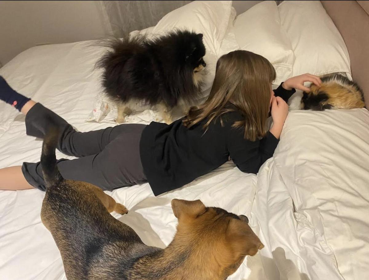 Valetina, la hija de Pablo Chiapella, junto a las mascotas Juan, Paco e Isidra
