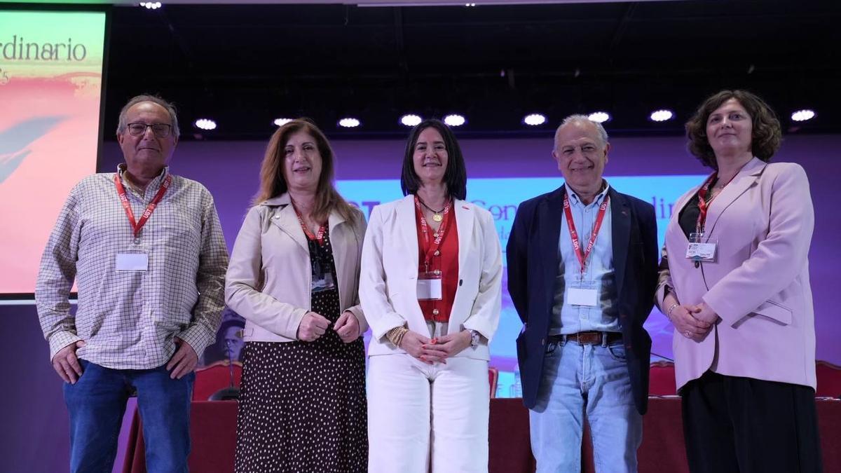 Encarna Laguna, en el centro, con los integrantes de la nueva ejecutiva de UGT Córdoba.