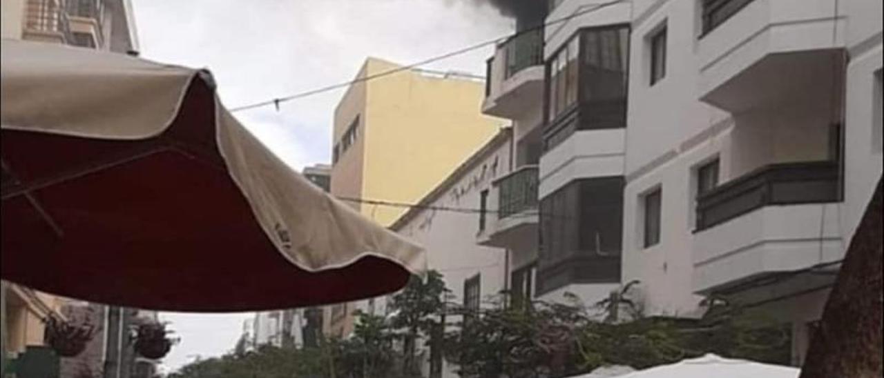 Humo del incendio ocurrido en la mañana de ayer en una vivienda de la calle Real de Aarrecife. | | LP/DLP