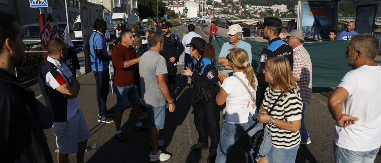 Encontronazo entre Policía Local y los ambulantes de Pontevedra por la ocupación de una marquesina