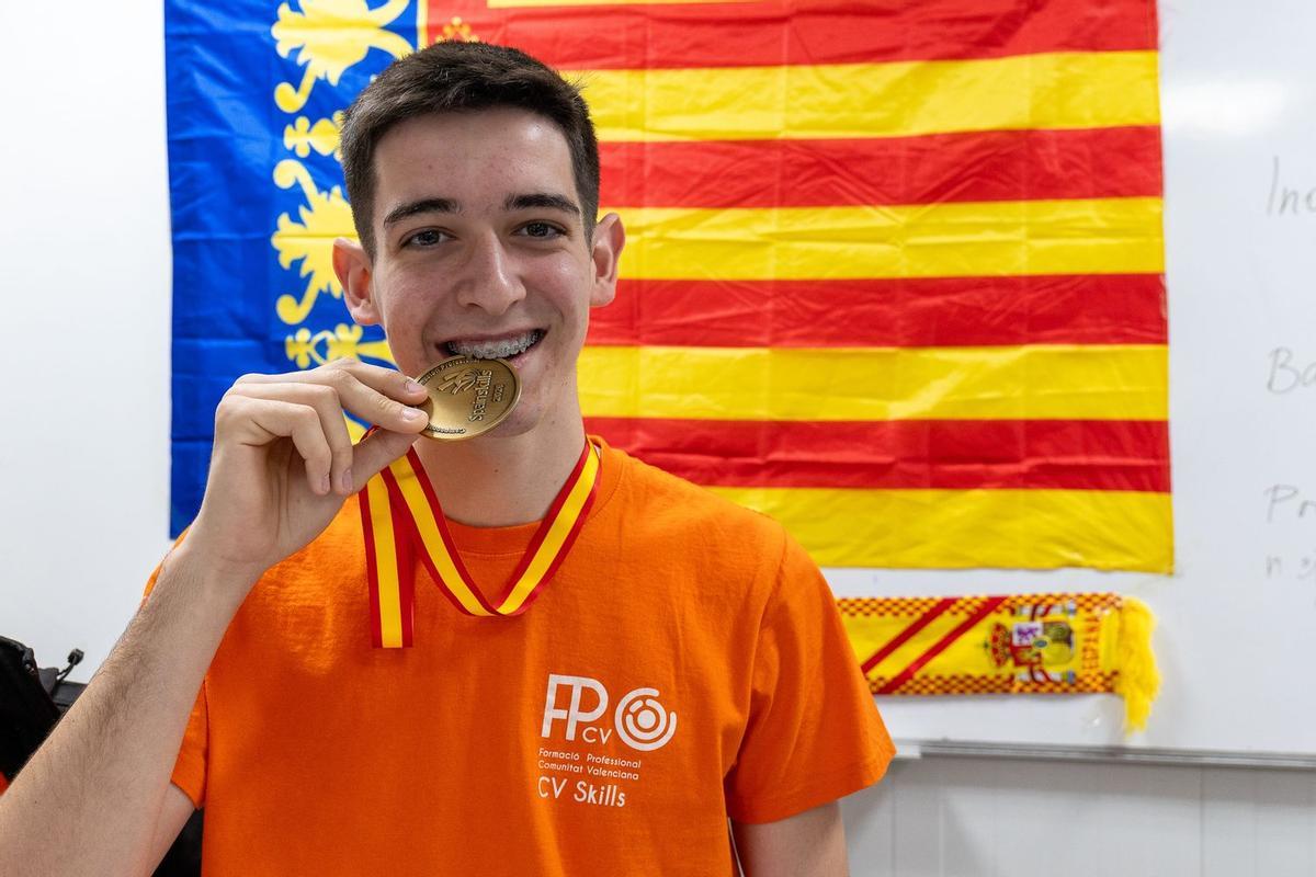 Eric Ballester, alumno del colegio Fundación Flors, muerde la medalla de oro conseguida en los SpainSkills 2026.