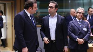 El ministro de Finanzas griego, Kyriakos Pierrakakis, charla con el ministro Carlos Cuerpo en los márgenes del Eurogrupo.