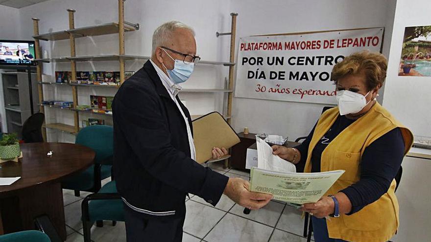 Reparto de información en el centro de Lepanto.