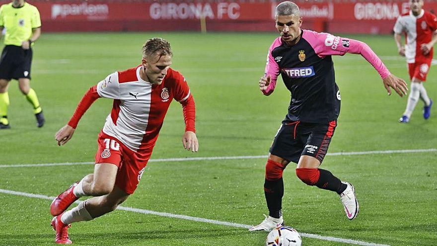 Samu Sáiz controla una pilota davant Salva Sevilla (Mallorca).