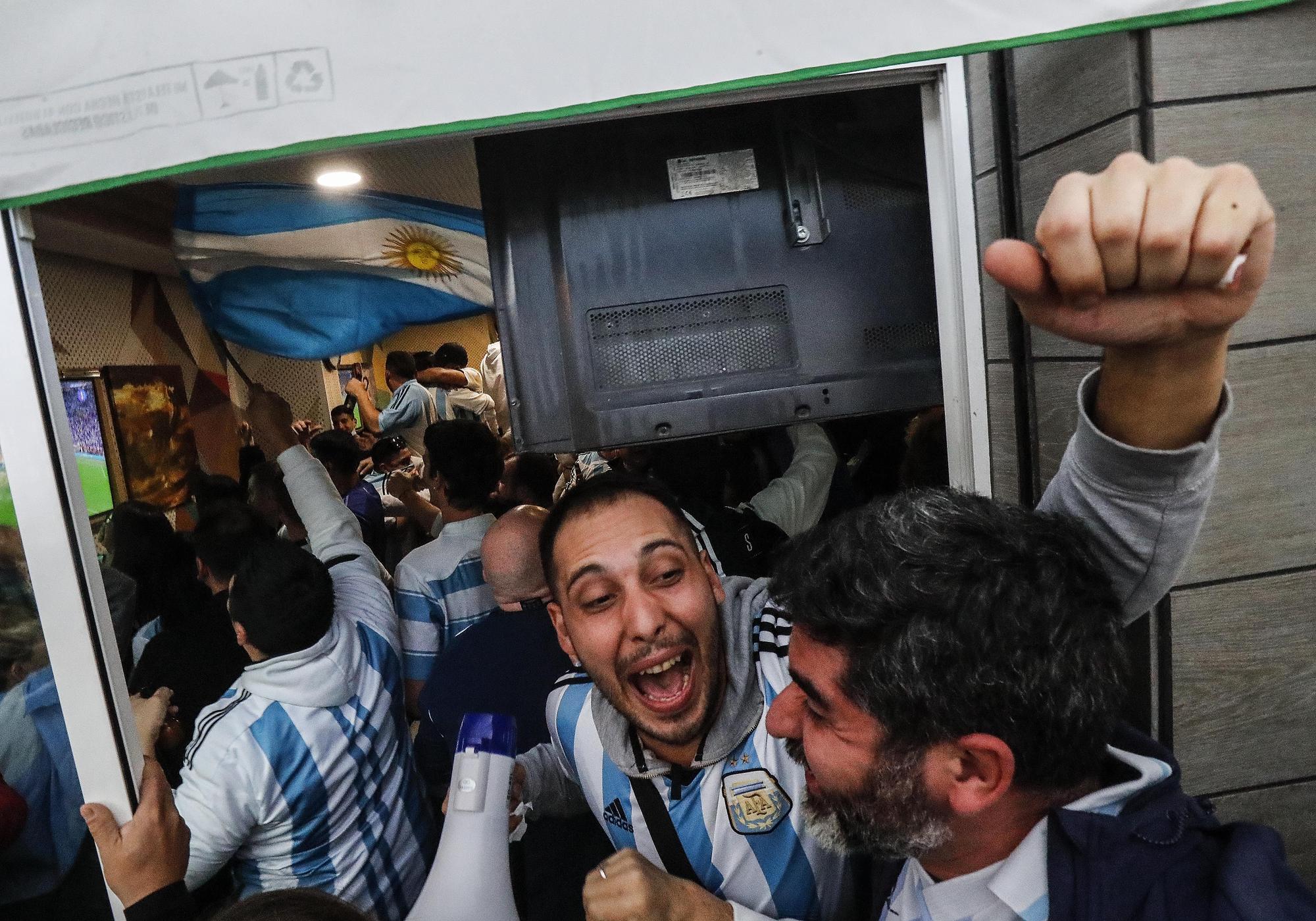 La afición argentina sigue en València el partido de la final del Mundial de Catar contra Francia