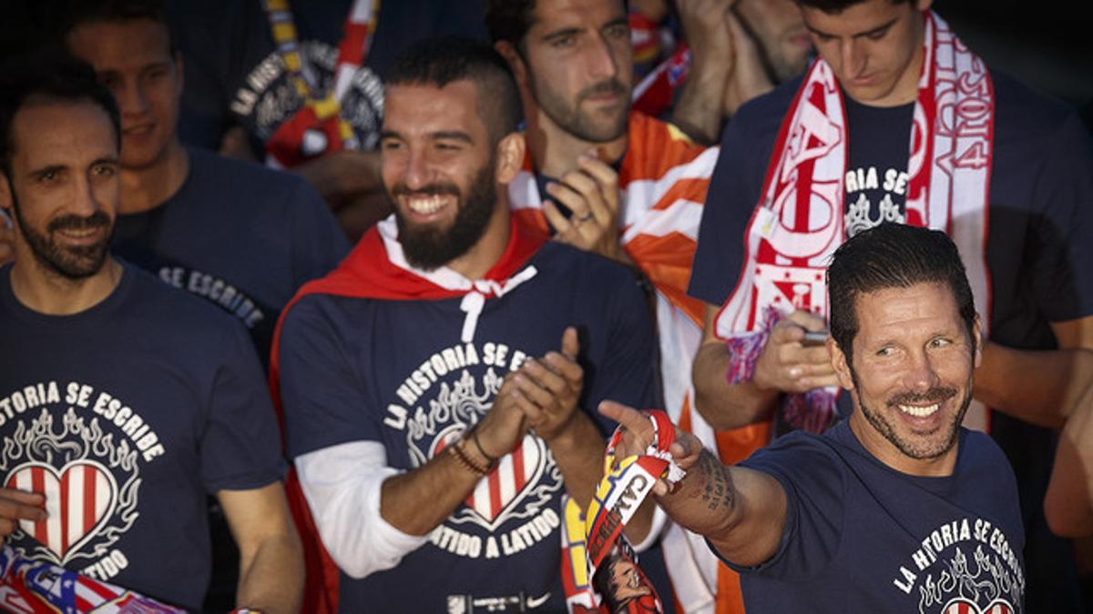 Diego Simeone, rodeado de sus jugadores, durante la celebración del Atlético en la fuente de Neptuno