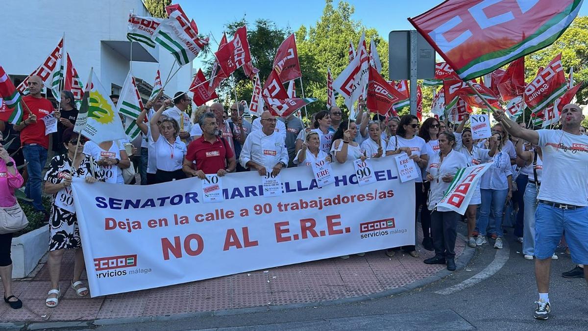 Trabajadores del hotel Senator, de cuatro estrellas de categoría, durante una protesta contra el ERE.