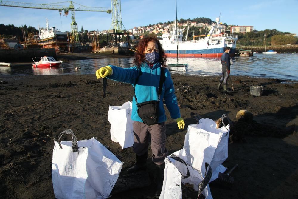 Los mariscadores de la Cofradía de Vigo limpiando la playa de Ríos de la ETEA. // R. Grobas