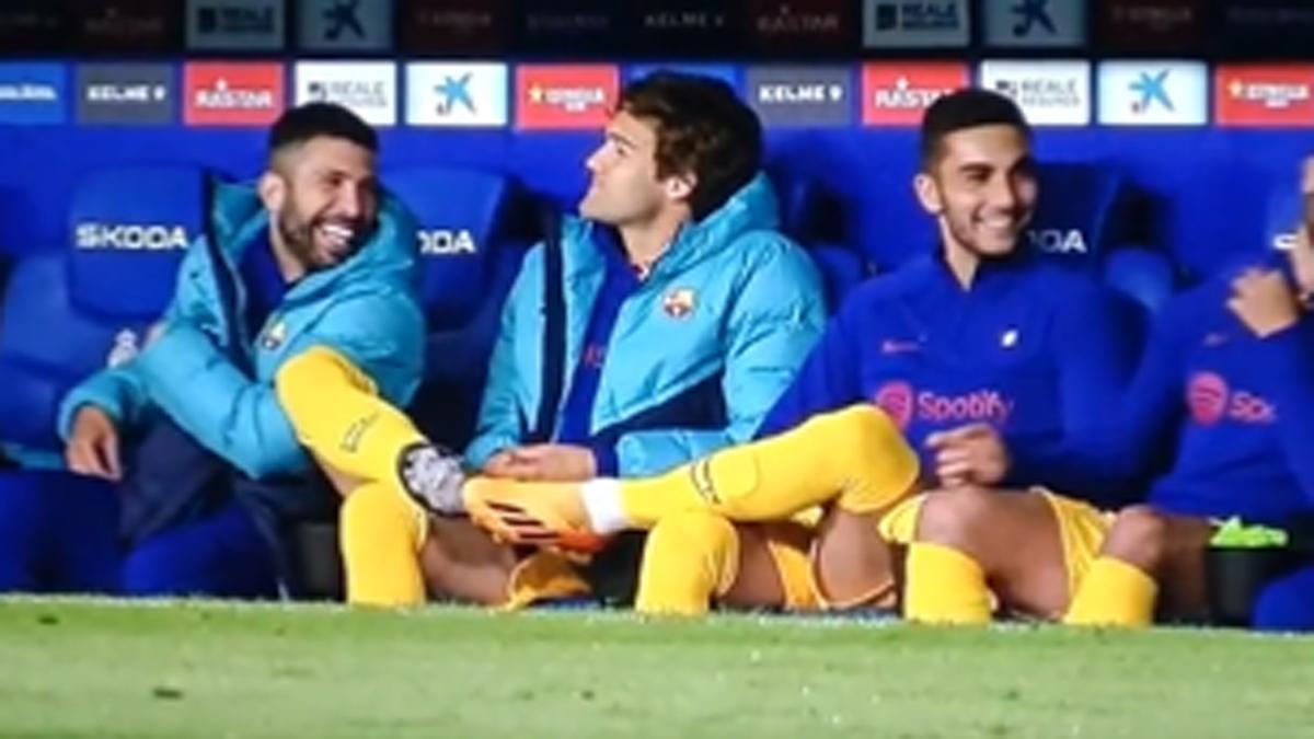 Captura de pantalla en el momento en el que Jordi Alba y Ferran Torres se mofan de Oscar Gil