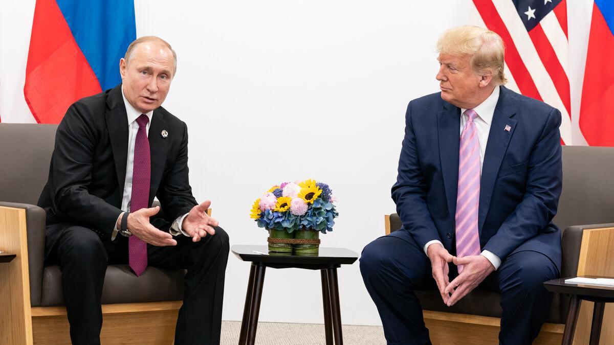 Osaka, Japón, 28 de junio de 2019. El presidente de Estados Unidos, Donald Trump, saluda a Vladímir Putin