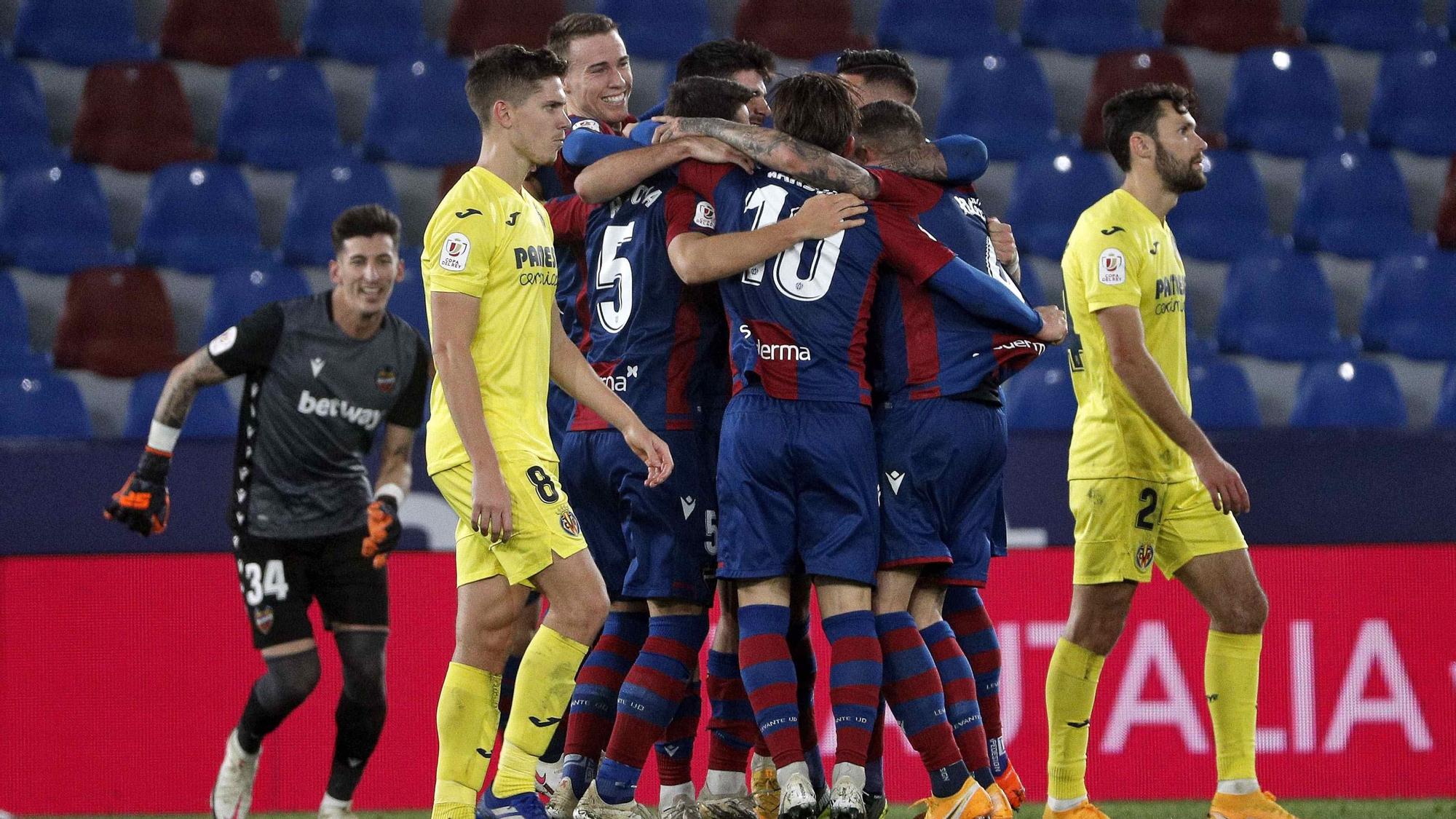 Los jugadores del Levante celebran el gol del triunfo ante la desesperación amarilla.