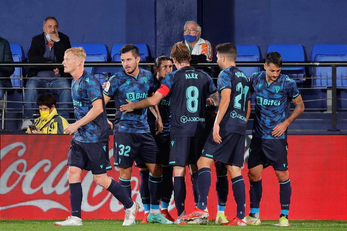 Jugadores del Cádiz durante un partido.