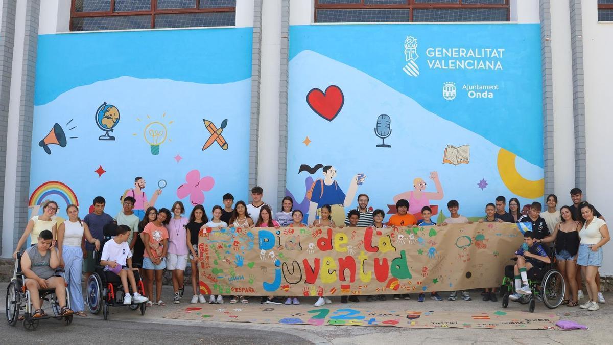 Los participantes han elaborado de manera conjunta un gran mural conmemorativo en Onda.