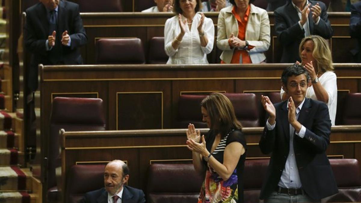 El todavía secretario general del PSOE, Alfredo Pérez Rubalcaba, recibe los aplausos del resto de diputados del Congreso al anunciar en la Cámara baja su retirada, este jueves.