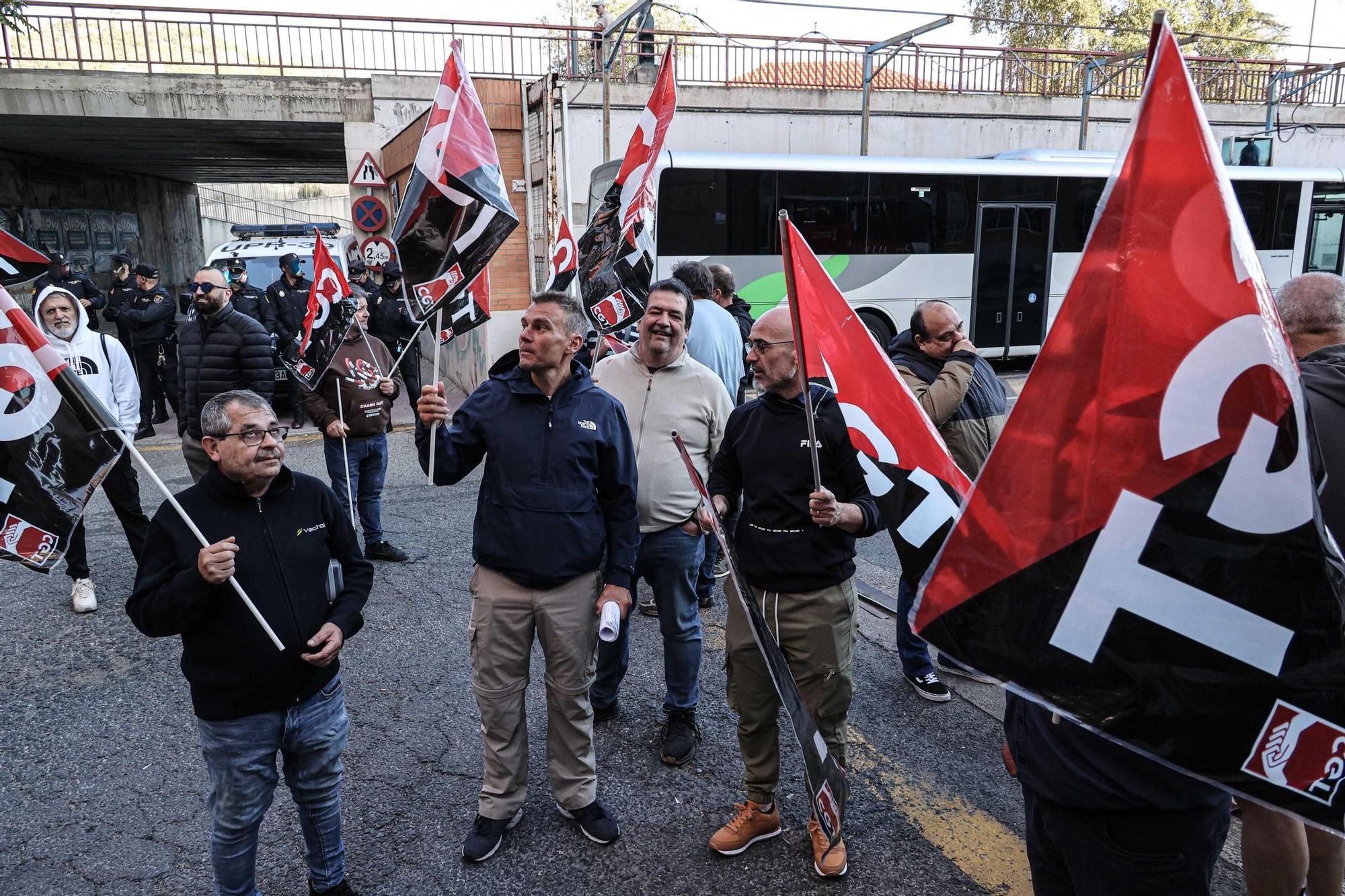 Imágenes de la huelga de los trabajadores de Automóviles La Alcoyana Vectalia