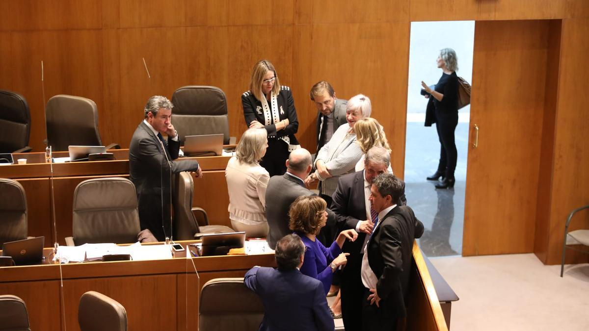 Reunión improvisada de los diputados del PP tras conocerse el anuncio del pacto fiscal realizado por Lambán.