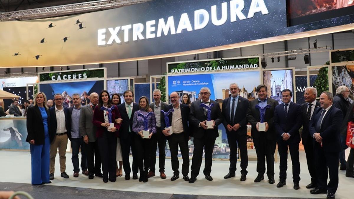 Autoridades y galardonados con los premios a la excelencia turística de Extremadura, hoy en Fitur.