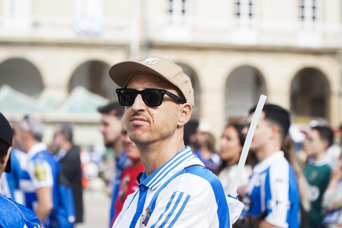 Miles de personas celebraron el ascenso con el Deportivo en la plaza de María Pita de A Coruña