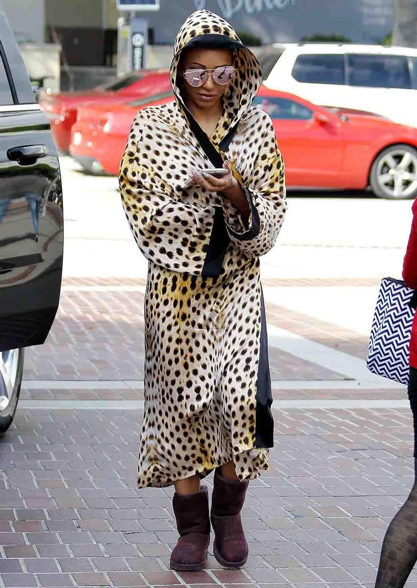 Mel B con bata de leopardo y botas UGG
