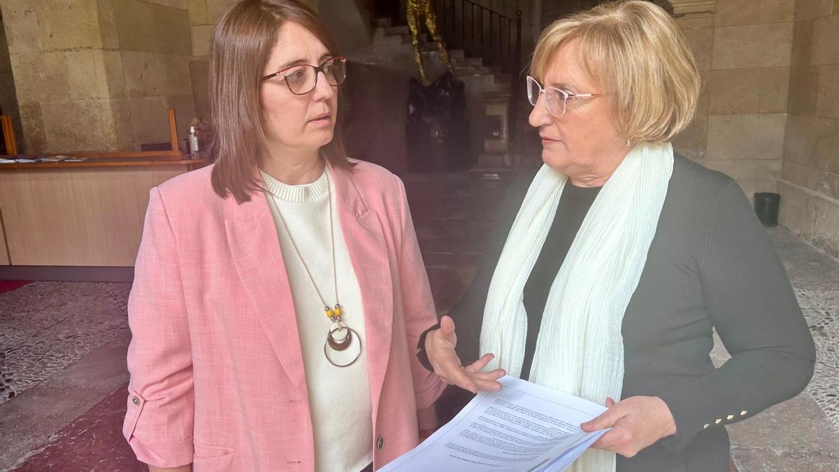 La concejala socialista Silvia Castell junto a Ana Barceló, en el Ayuntamiento