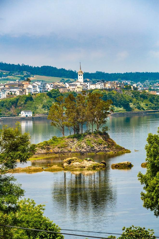 Vista desde el paseo costero que conecta Castropol con Figueras, con la singular silueta del islote de Turullón