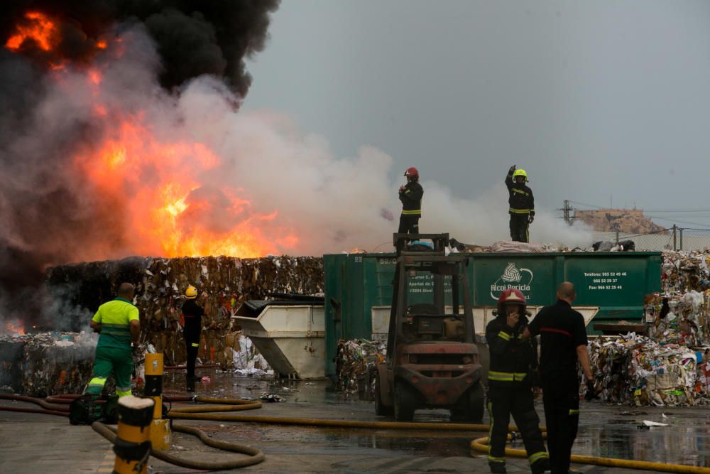 Más de una veintena de bomberos trabajaban anoche para sofocar el complicado incendio.