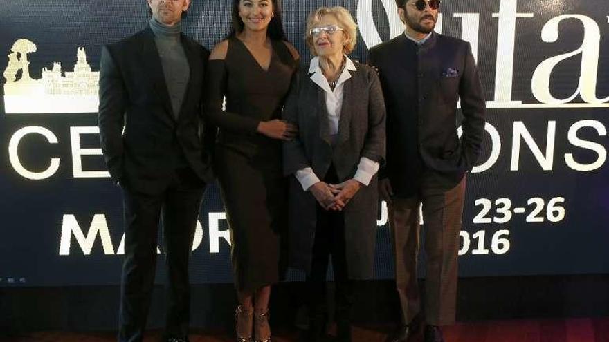 Carmena, con los actores Hrithik Roshan, Sonakshi Sinha y Anil Kapoor.