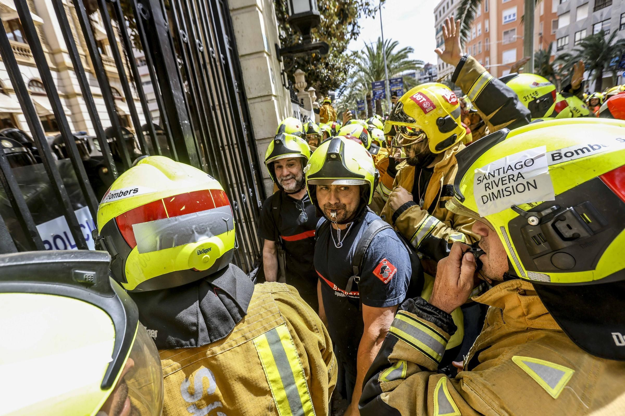 Protesta de los bomberos frente a la Diputación de Alicante