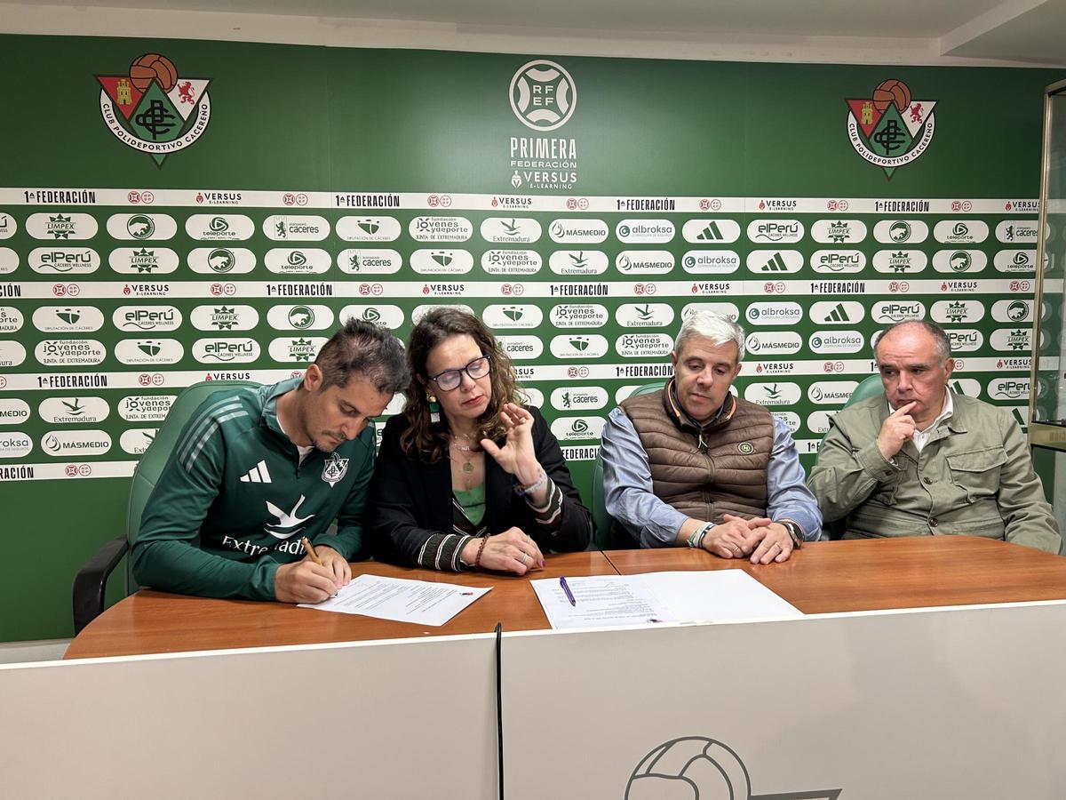 Firma del convenio entre el Cacereño y la UGT.