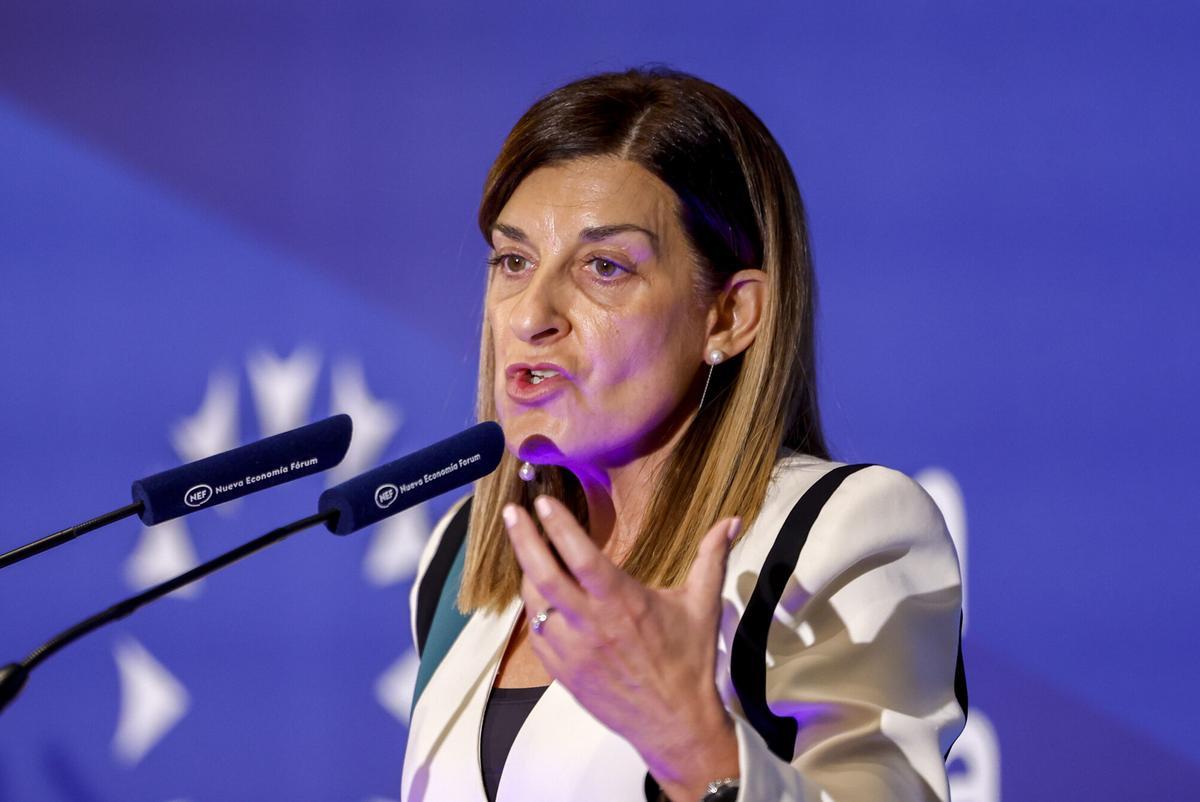 La presidenta del Gobierno de Cantabria, María José Sáenz de Buruaga, este viernes, en un desayuno informativo organizado por el Fórum Europa en Madrid.