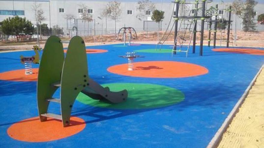San Vicente amplía el área de juegos infantiles del parque Adolfo Suárez