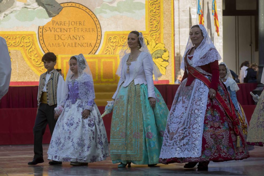 Desfile de las falleras mayores de las diferentes comisiones durante la procesión general de la Mare de Déu dels Desemparats.