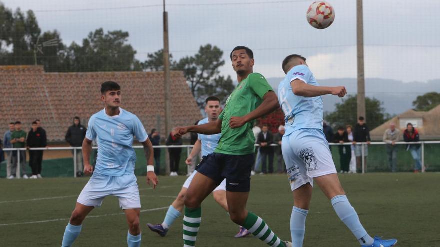 Un lance del derbi entre Beluso y Moaña.