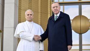FOTODELDÍA ANKARA, 27/11/2025.- El papa León XIV y el presidente turco, Recep Tayyip Erdogan (d), se estrechan la mano durante la ceremonia de bienvenida celebrada este jueves en Ankara, primera parada del primer viaje de su papado, que lo lleva a Turquía y Líbano desde hoy hasta el 2 de diciembre. EFE/ Alessandro Di Meo