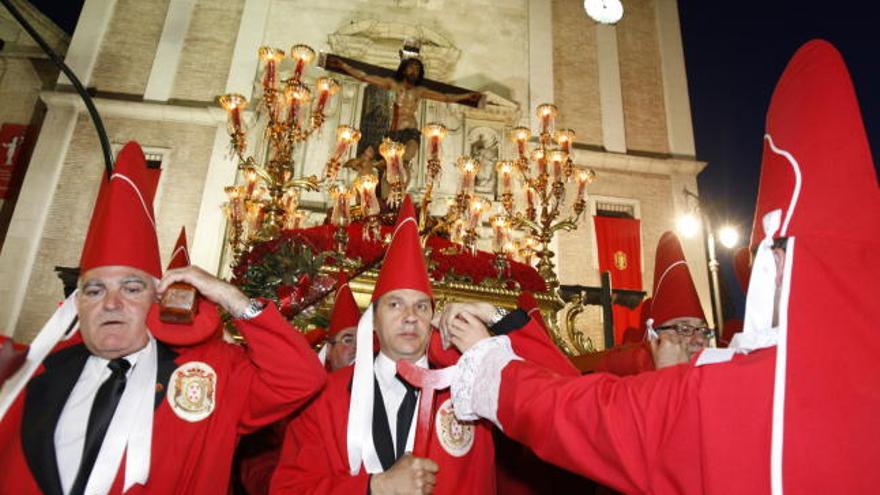 El paso de Jesús en casa de Lázaro, que conmemora su veinticinco aniversario, dejando atrás el barrio del Carmen